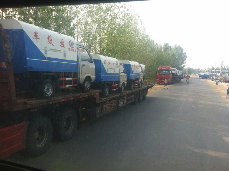 圖為準(zhǔn)備發(fā)車至山西的小型<a href=http://www.qmmq.net.cn/ljc target=_blank class=infotextkey>垃圾車</a>
