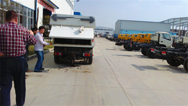 內(nèi)蒙客商正在參觀五十鈴<a href=http://www.qmmq.net.cn/saoluche/ target=_blank class=infotextkey>掃路車</a>