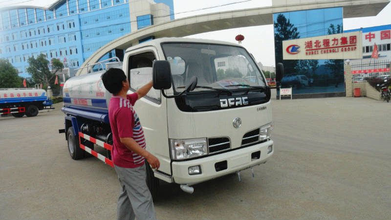 正在給5噸<a href=http://www.qmmq.net.cn/ssc target=_blank class=infotextkey>灑水車(chē)</a>做出廠前準(zhǔn)備