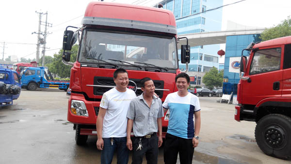 客戶提楚風(fēng)前四后八平板運輸車拍照留戀
