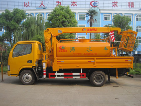 隨車(chē)吊帶灑水多功能車(chē)