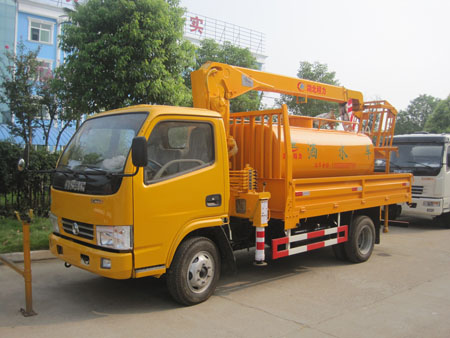隨車(chē)吊帶灑水多功能車(chē)