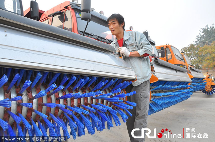 2012年11月3日上午，北京，工作人員正在對多功能除雪車進(jìn)行檢修調(diào)試。