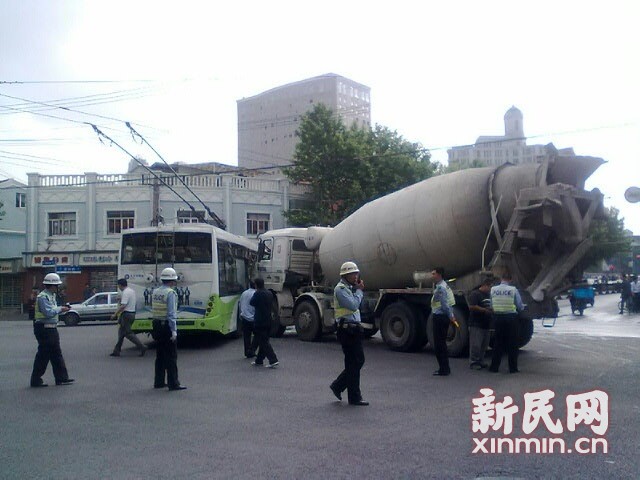一輛19路電車在新閘路成都北路路口被一輛水泥<a href=http://www.qmmq.net.cn/jbc/ target=_blank class=infotextkey>攪拌車</a>攔腰撞擊，車毀嚴(yán)重。通訊員 殷佳維 攝