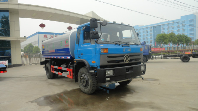 程力廠門(mén) 前的東風(fēng)153<a href=http://www.qmmq.net.cn/ssc target=_blank class=infotextkey>灑水車</a>