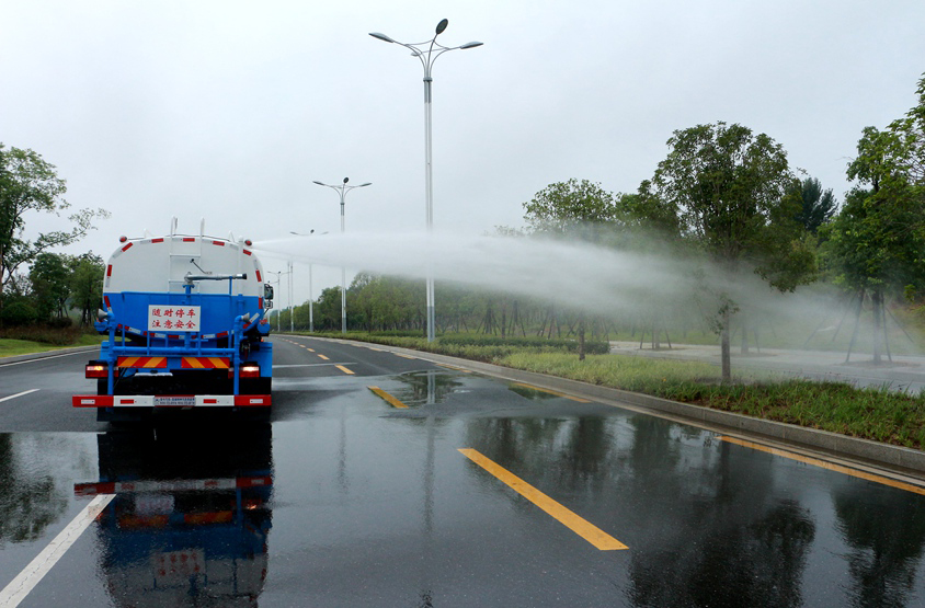 國(guó)六東風(fēng)天錦13方灑水車(chē)頂噴功能演示